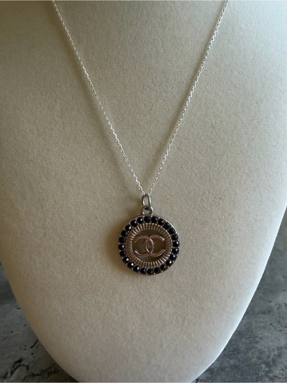 Fashion Silver Pendant Necklace with Black Stone Border
